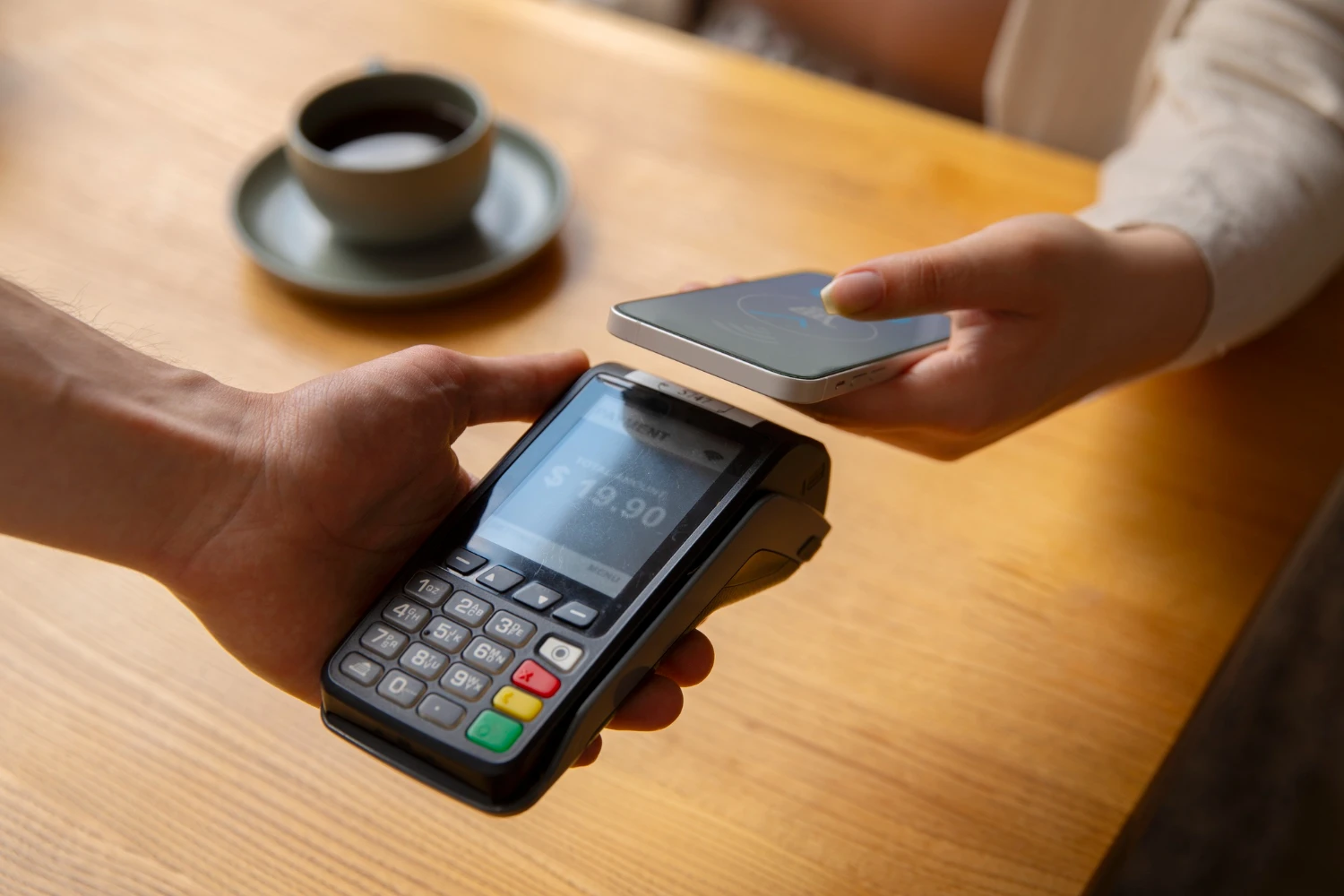 Maquininha com split de pagamento: um guia completo Pessoa usando uma maquininha com split de pagamento para realizar uma transação com cartão de crédito, demonstrando praticidade e eficiência no pagamento digital.