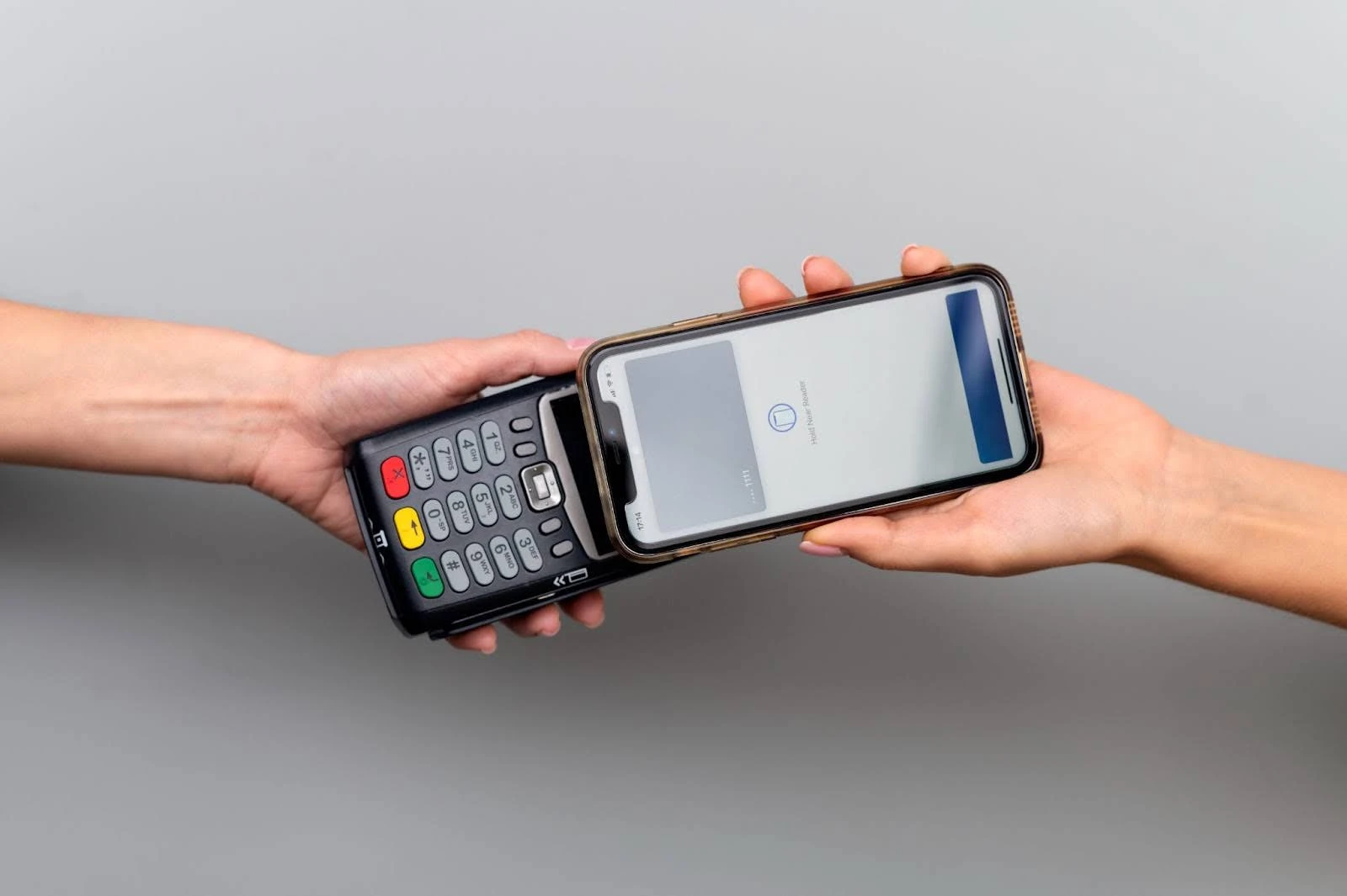Split de pagamento Rede: evite a bitributação na maquininha Pessoa fazendo split de pagamento na rede usando smartphone e leitor de cartão de crédito