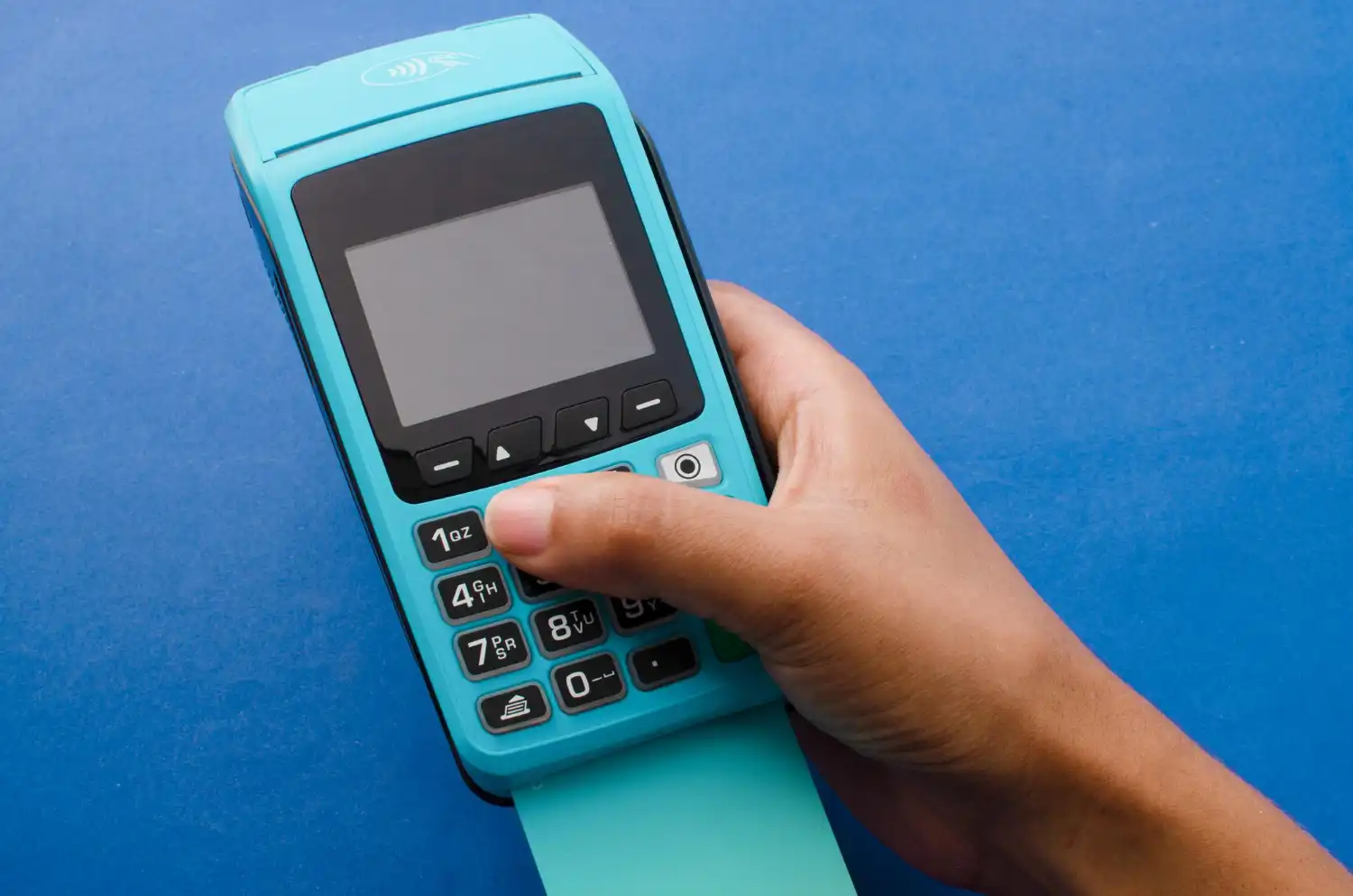 Split de pagamento Mercado Pago ou Split Digital? Compare! Imagem de um terminal de pagamento Blue Pay com tela e teclado, mostrando a possibilidade de realizar split de pagamento pelo Mercado Pago.